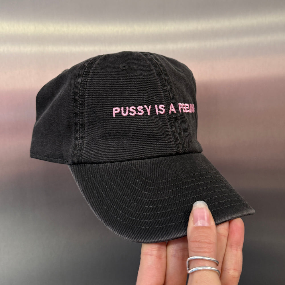 PUSSY IS A FEELING šiltovka v sivej "vypranej" farbe s bledoružovým nápisom