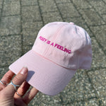 PUSSY IS A FEELING bledoružová šiltovka s tmavoružovým nápisom