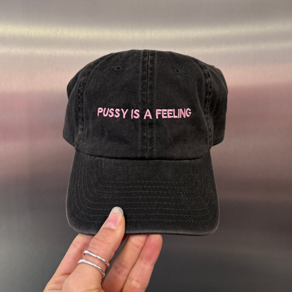 PUSSY IS A FEELING šiltovka v sivej "vypranej" farbe s bledoružovým nápisom