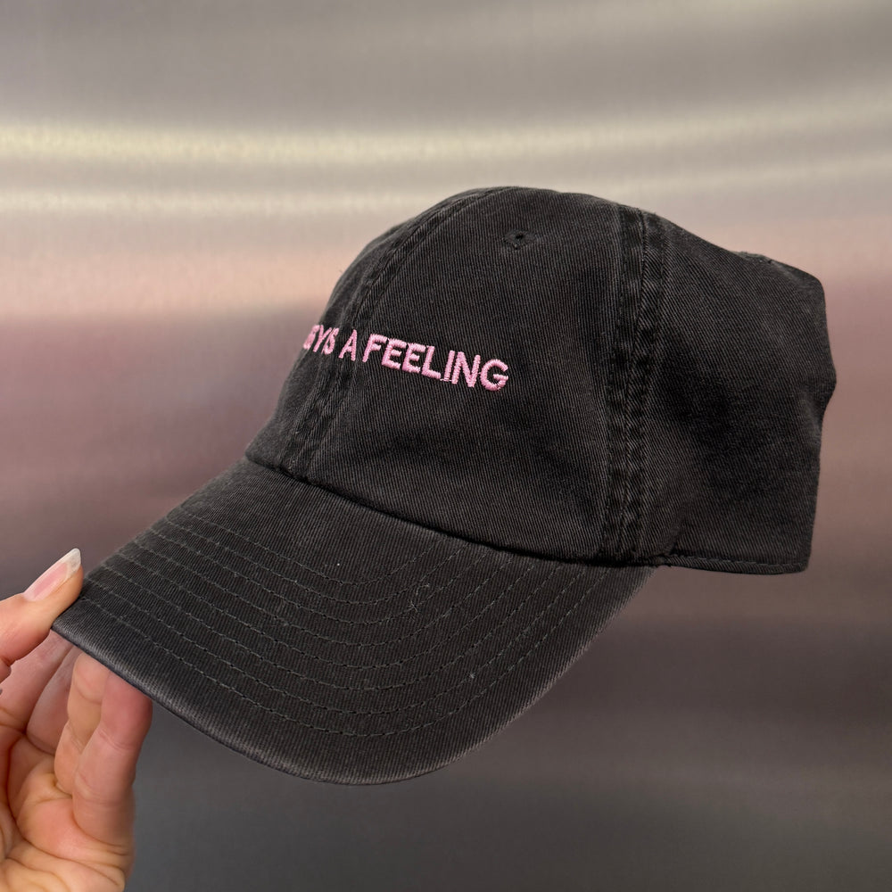 PUSSY IS A FEELING šiltovka v sivej "vypranej" farbe s bledoružovým nápisom