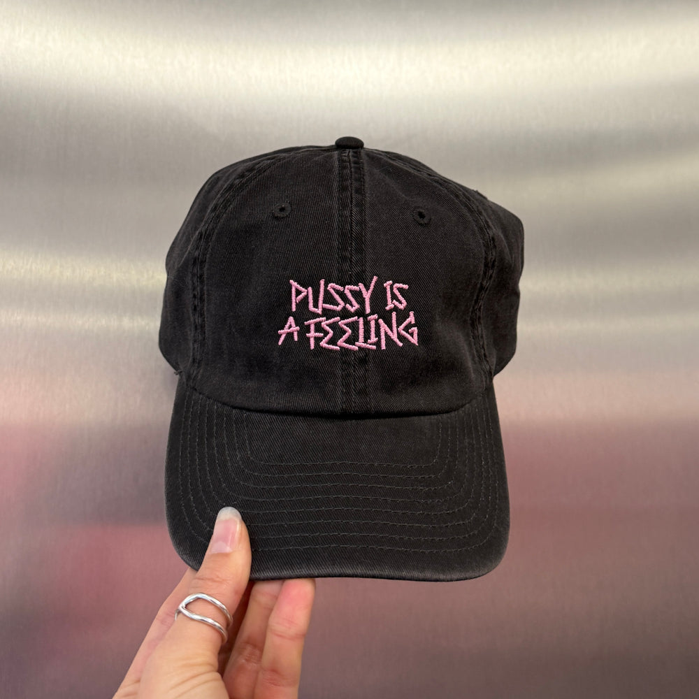 PUSSY IS A FEELING x MISHA šiltovka v sivej farbe s ružovým nápisom