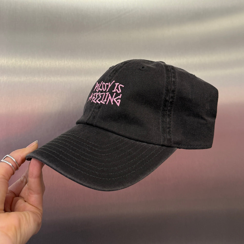 PUSSY IS A FEELING x MISHA šiltovka v sivej farbe s ružovým nápisom