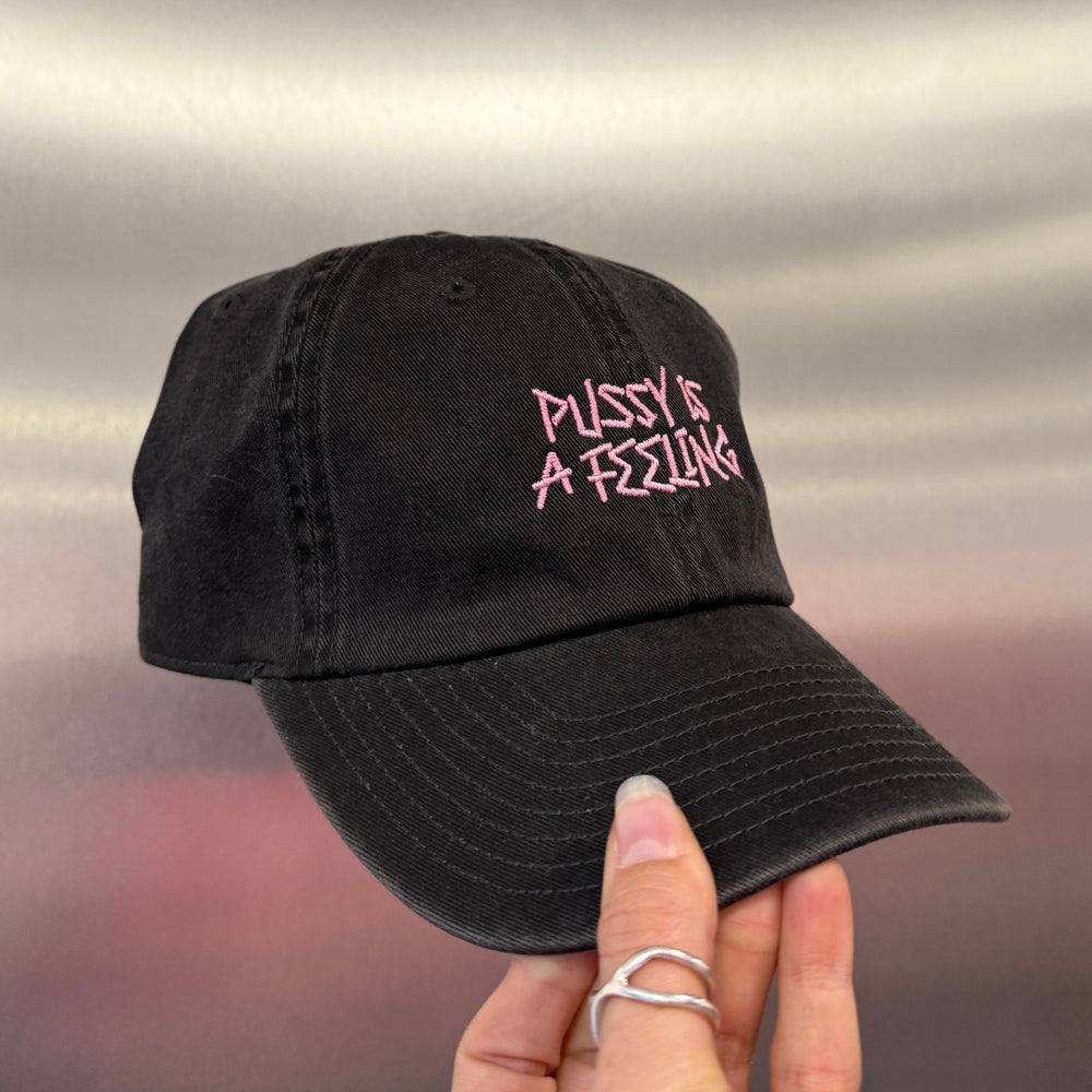 PUSSY IS A FEELING x MISHA šiltovka v sivej farbe s ružovým nápisom