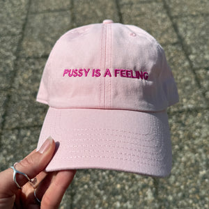 PUSSY IS A FEELING bledoružová šiltovka s tmavoružovým nápisom