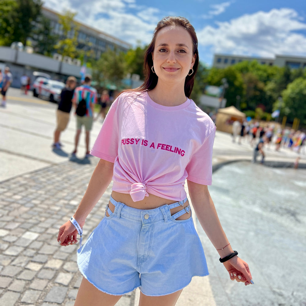 PUSSY IS A FEELING Ružové tričko s vyšitým nápisom