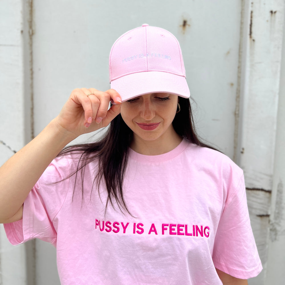 PUSSY IS A FEELING ružová šiltovka s bielou výšivkou