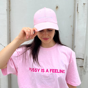 
            
                Load image into Gallery viewer, PUSSY IS A FEELING ružová šiltovka s bielou výšivkou
            
        