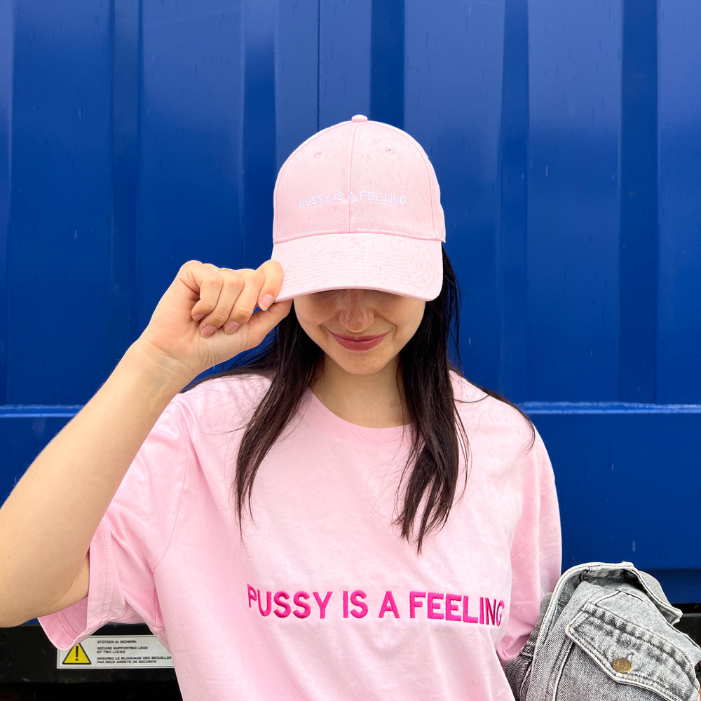 PUSSY IS A FEELING ružová šiltovka s bielou výšivkou