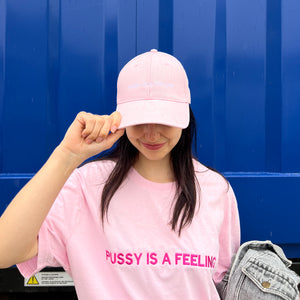 PUSSY IS A FEELING ružová šiltovka s bielou výšivkou