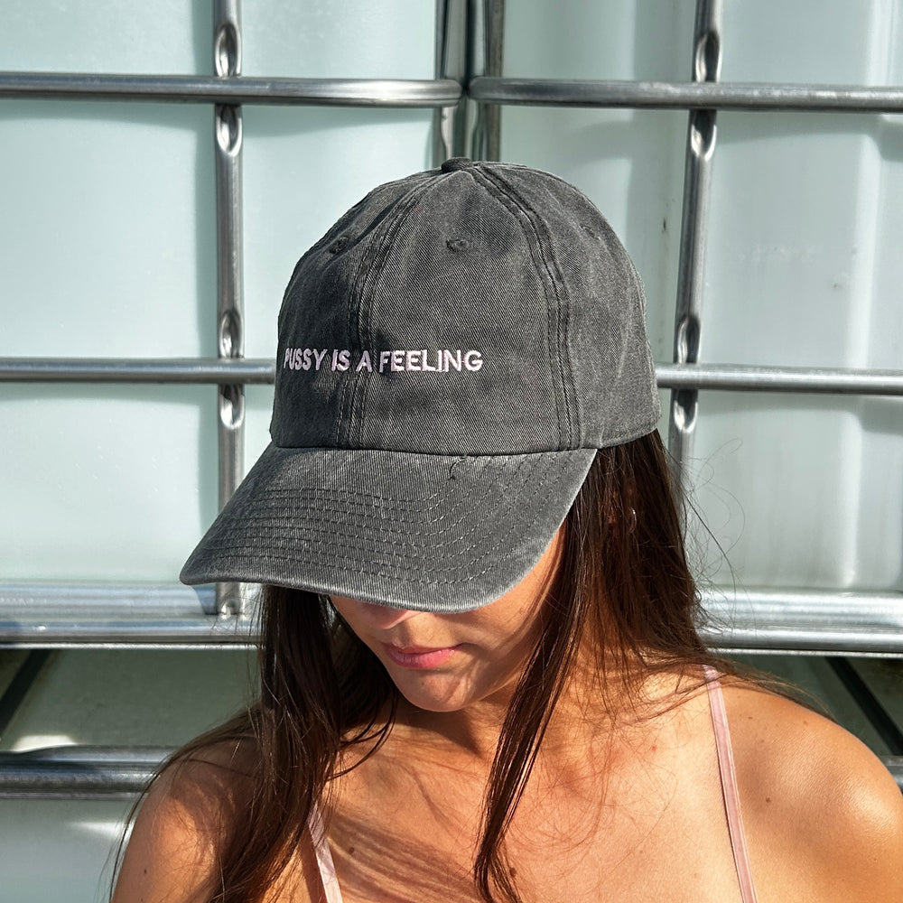 PUSSY IS A FEELING šiltovka v sivej "vypranej" farbe s bledoružovým nápisom