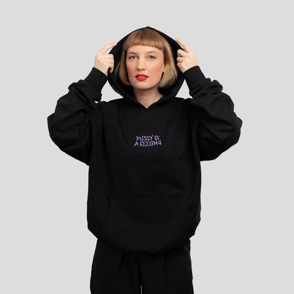 PUSSY IS A FEELING x MISHA oversize mikina v čiernej farbe