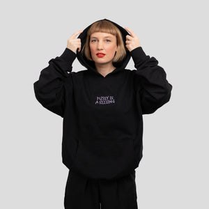 PUSSY IS A FEELING x MISHA oversize mikina v čiernej farbe