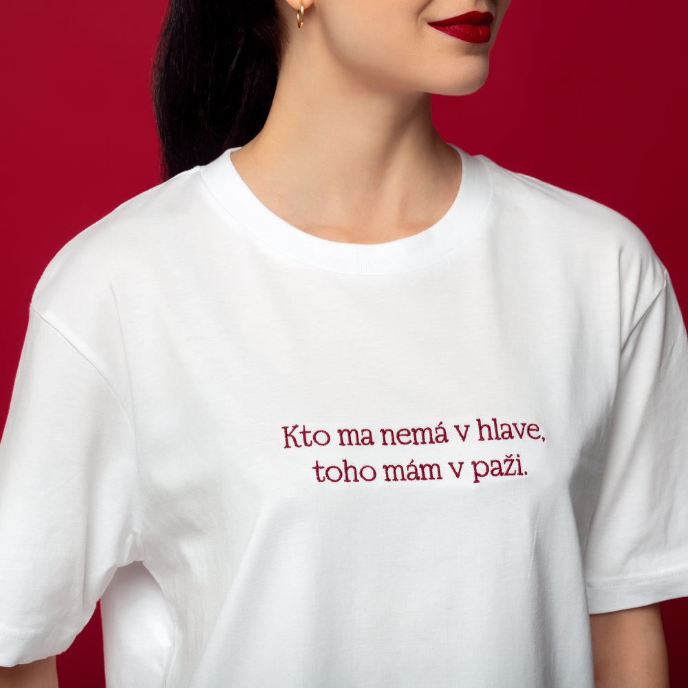 KTO MA NEMÁ V HLAVE (BÁSNENIE) biele tričko s výšivkou