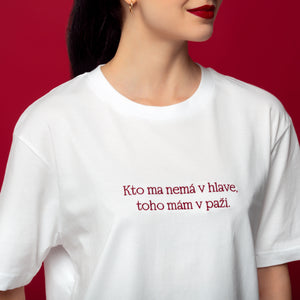 KTO MA NEMÁ V HLAVE (BÁSNENIE) biele tričko s výšivkou